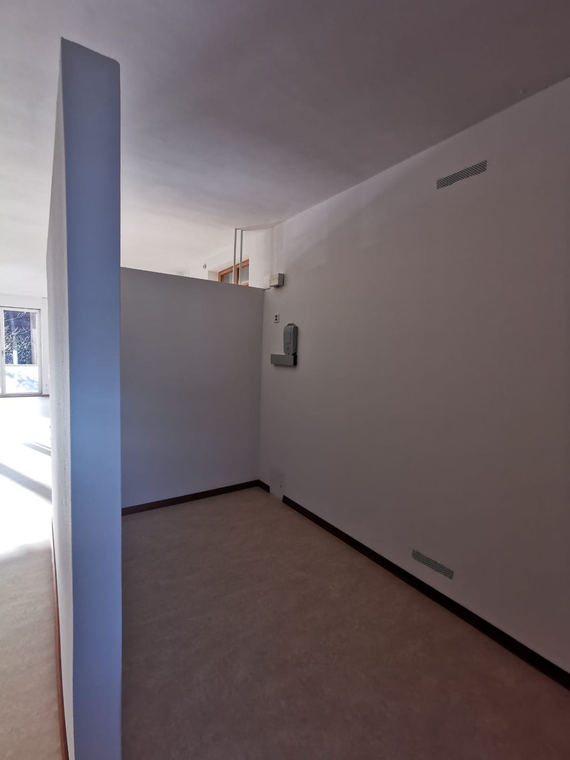 90m² commercial