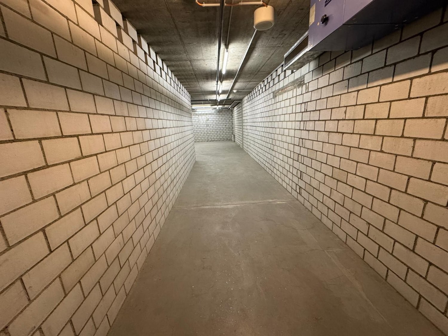 119m² storage room