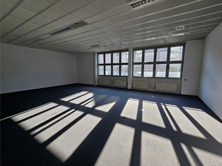 96m² office