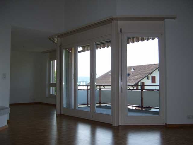 Duplex de 6 ½ pièces

Le spacieux appartement est situé dans le quartier de Rüeggisingen, avec une vue imprenable sur le Pilatus et bénéficie d'un excellent ensoleillement.   
  
L'appartement dispose de parquets, d'une cuisine pratique, d'une salle de bain/WC ainsi que d'une douche/WC et d'un lave-