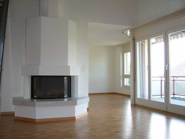 Duplex de 6 ½ pièces

Le spacieux appartement est situé dans le quartier de Rüeggisingen, avec une vue imprenable sur le Pilatus et bénéficie d'un excellent ensoleillement.   
  
L'appartement dispose de parquets, d'une cuisine pratique, d'une salle de bain/WC ainsi que d'une douche/WC et d'un lave-
