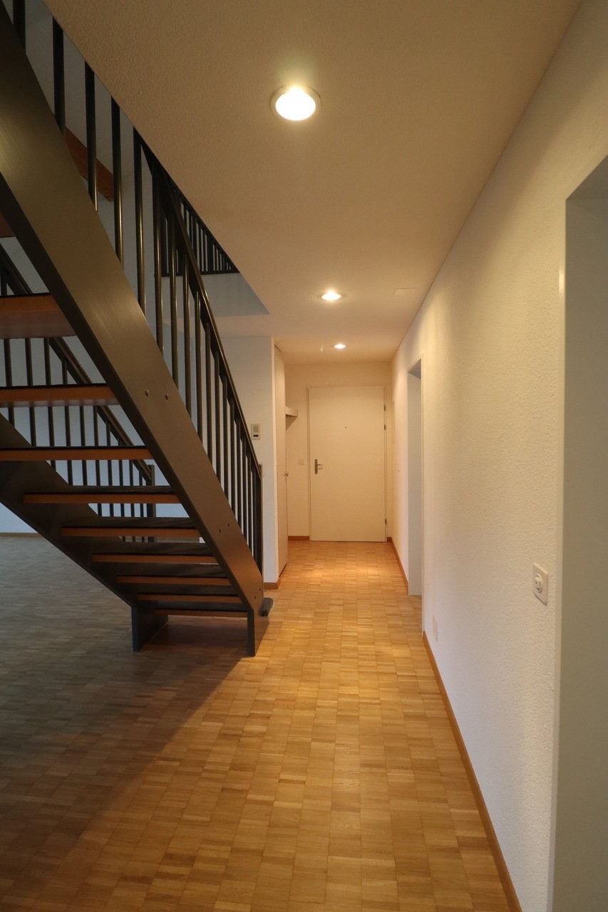 Duplex de 6 ½ pièces

Le spacieux appartement est situé dans le quartier de Rüeggisingen, avec une vue imprenable sur le Pilatus et bénéficie d'un excellent ensoleillement.   
  
L'appartement dispose de parquets, d'une cuisine pratique, d'une salle de bain/WC ainsi que d'une douche/WC et d'un lave-