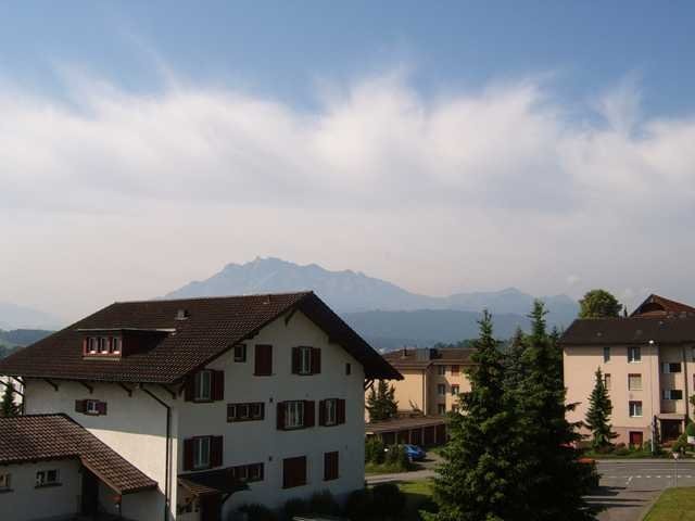 Duplex de 6 ½ pièces

Le spacieux appartement est situé dans le quartier de Rüeggisingen, avec une vue imprenable sur le Pilatus et bénéficie d'un excellent ensoleillement.   
  
L'appartement dispose de parquets, d'une cuisine pratique, d'une salle de bain/WC ainsi que d'une douche/WC et d'un lave-