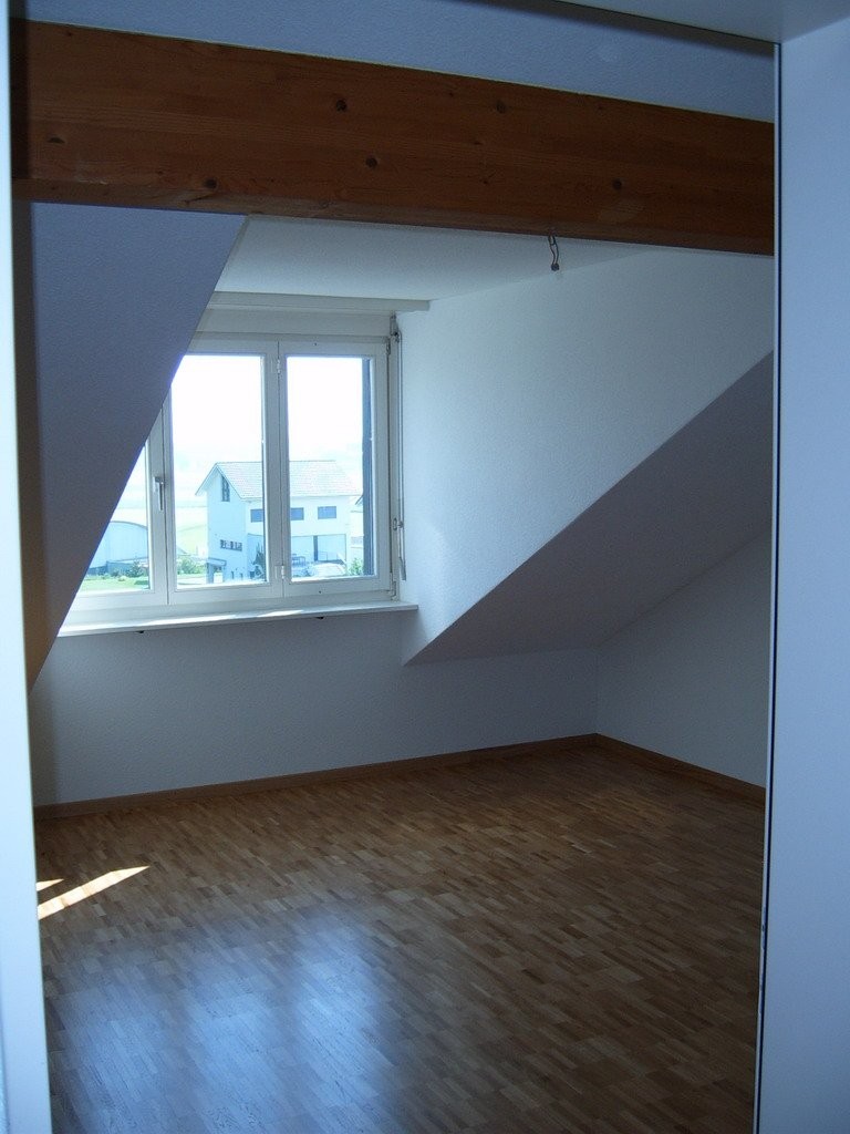 Duplex de 6 ½ pièces

Le spacieux appartement est situé dans le quartier de Rüeggisingen, avec une vue imprenable sur le Pilatus et bénéficie d'un excellent ensoleillement.   
  
L'appartement dispose de parquets, d'une cuisine pratique, d'une salle de bain/WC ainsi que d'une douche/WC et d'un lave-
