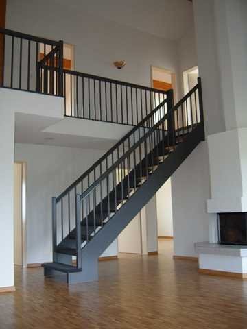 Duplex de 6 ½ pièces

Le spacieux appartement est situé dans le quartier de Rüeggisingen, avec une vue imprenable sur le Pilatus et bénéficie d'un excellent ensoleillement.   
  
L'appartement dispose de parquets, d'une cuisine pratique, d'une salle de bain/WC ainsi que d'une douche/WC et d'un lave-