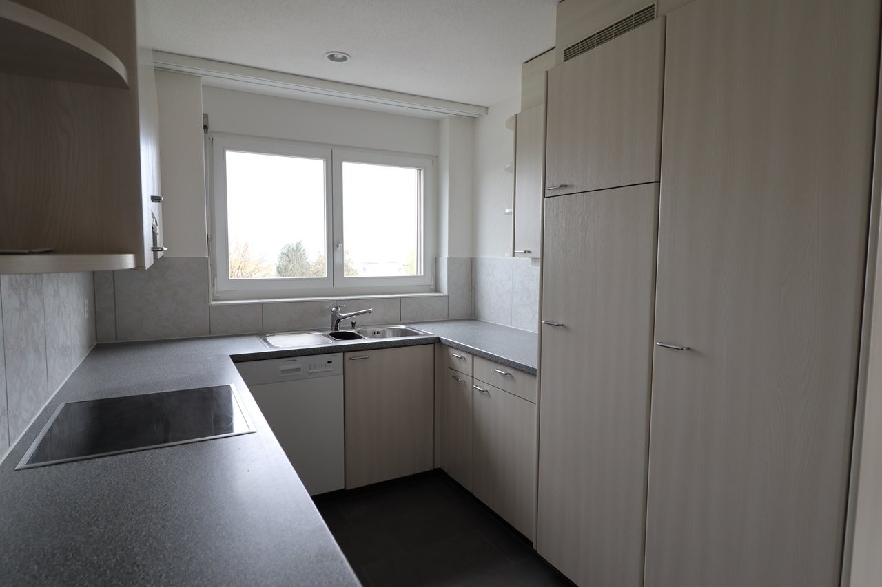 Duplex de 6 ½ pièces

Le spacieux appartement est situé dans le quartier de Rüeggisingen, avec une vue imprenable sur le Pilatus et bénéficie d'un excellent ensoleillement.   
  
L'appartement dispose de parquets, d'une cuisine pratique, d'une salle de bain/WC ainsi que d'une douche/WC et d'un lave-
