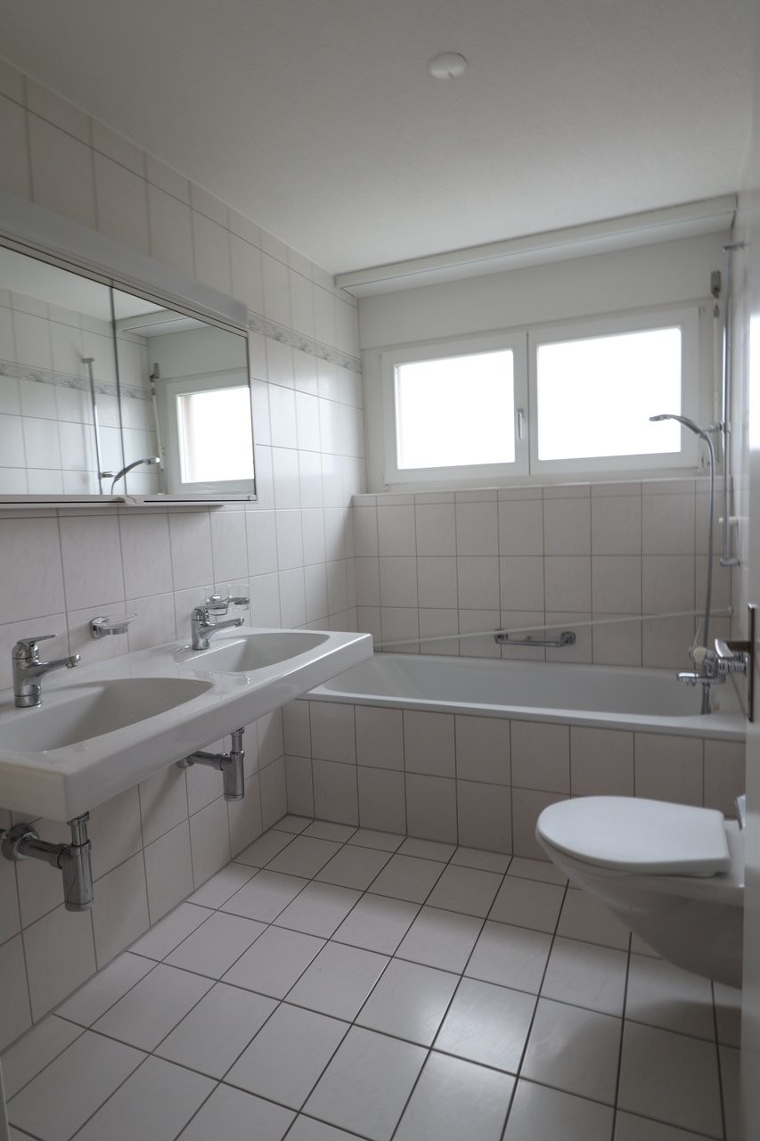 Duplex de 6 ½ pièces

Le spacieux appartement est situé dans le quartier de Rüeggisingen, avec une vue imprenable sur le Pilatus et bénéficie d'un excellent ensoleillement.   
  
L'appartement dispose de parquets, d'une cuisine pratique, d'une salle de bain/WC ainsi que d'une douche/WC et d'un lave-