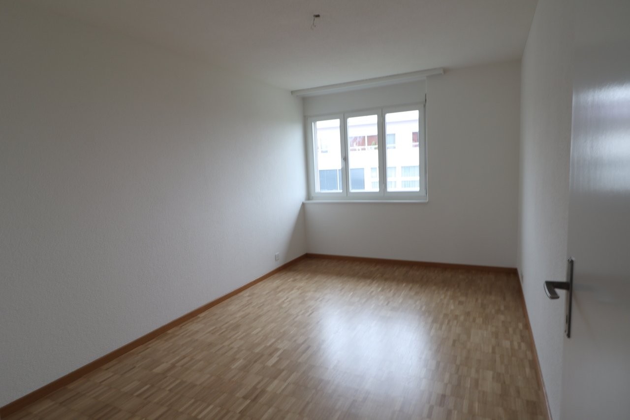 Duplex de 6 ½ pièces

Le spacieux appartement est situé dans le quartier de Rüeggisingen, avec une vue imprenable sur le Pilatus et bénéficie d'un excellent ensoleillement.   
  
L'appartement dispose de parquets, d'une cuisine pratique, d'une salle de bain/WC ainsi que d'une douche/WC et d'un lave-