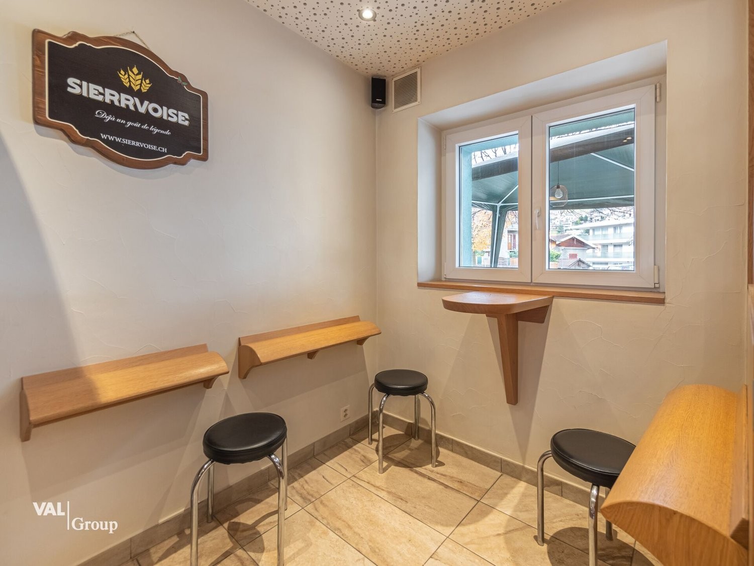 98m² shop