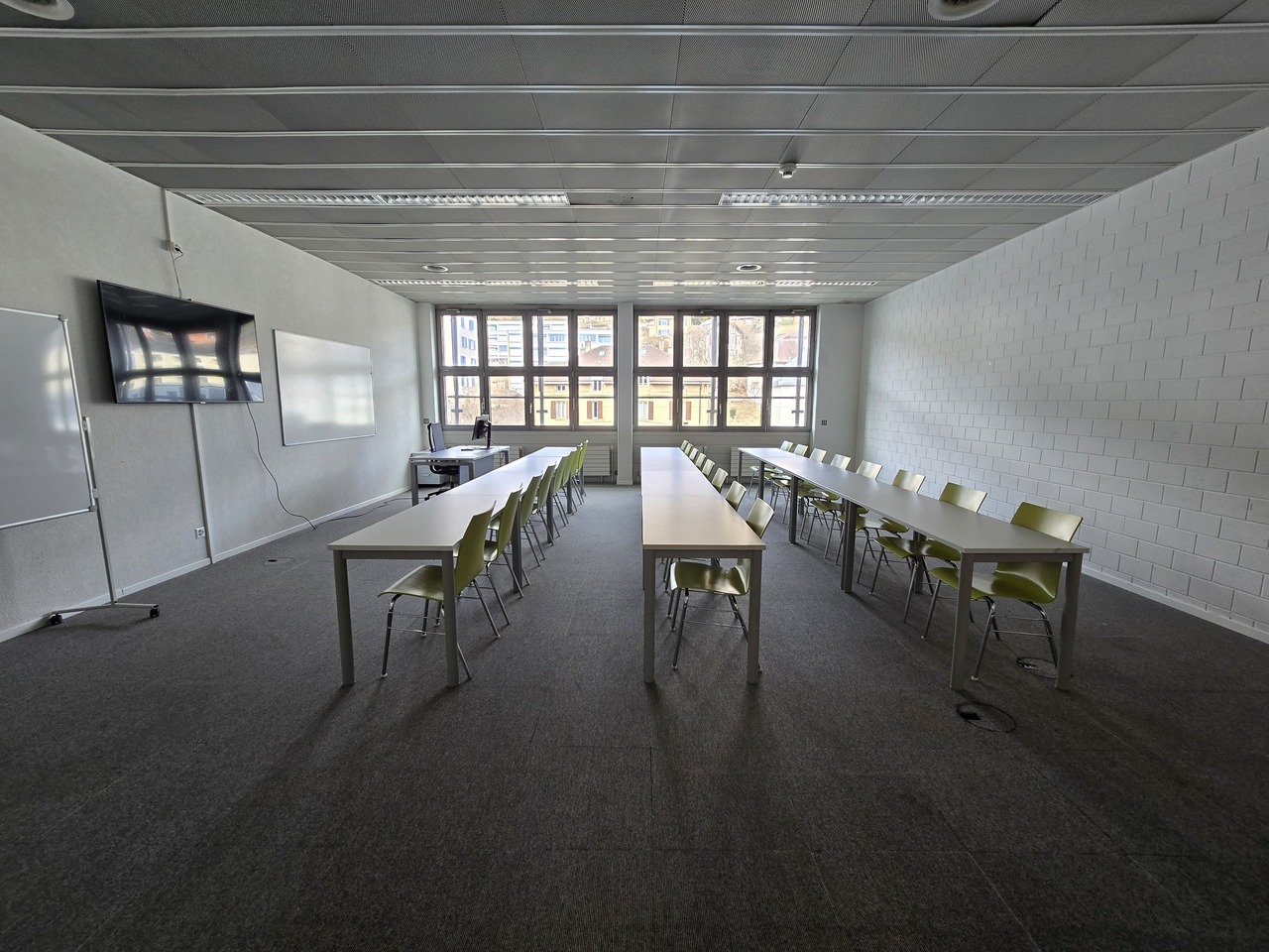 418m² office
