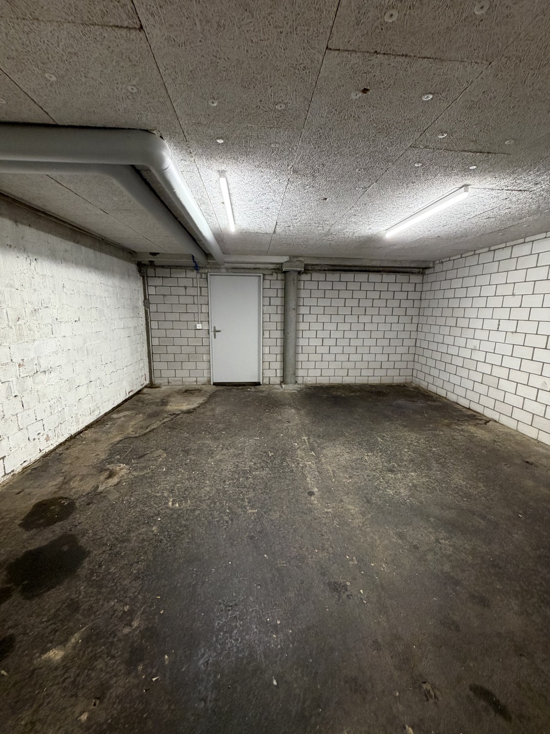 97m² shop