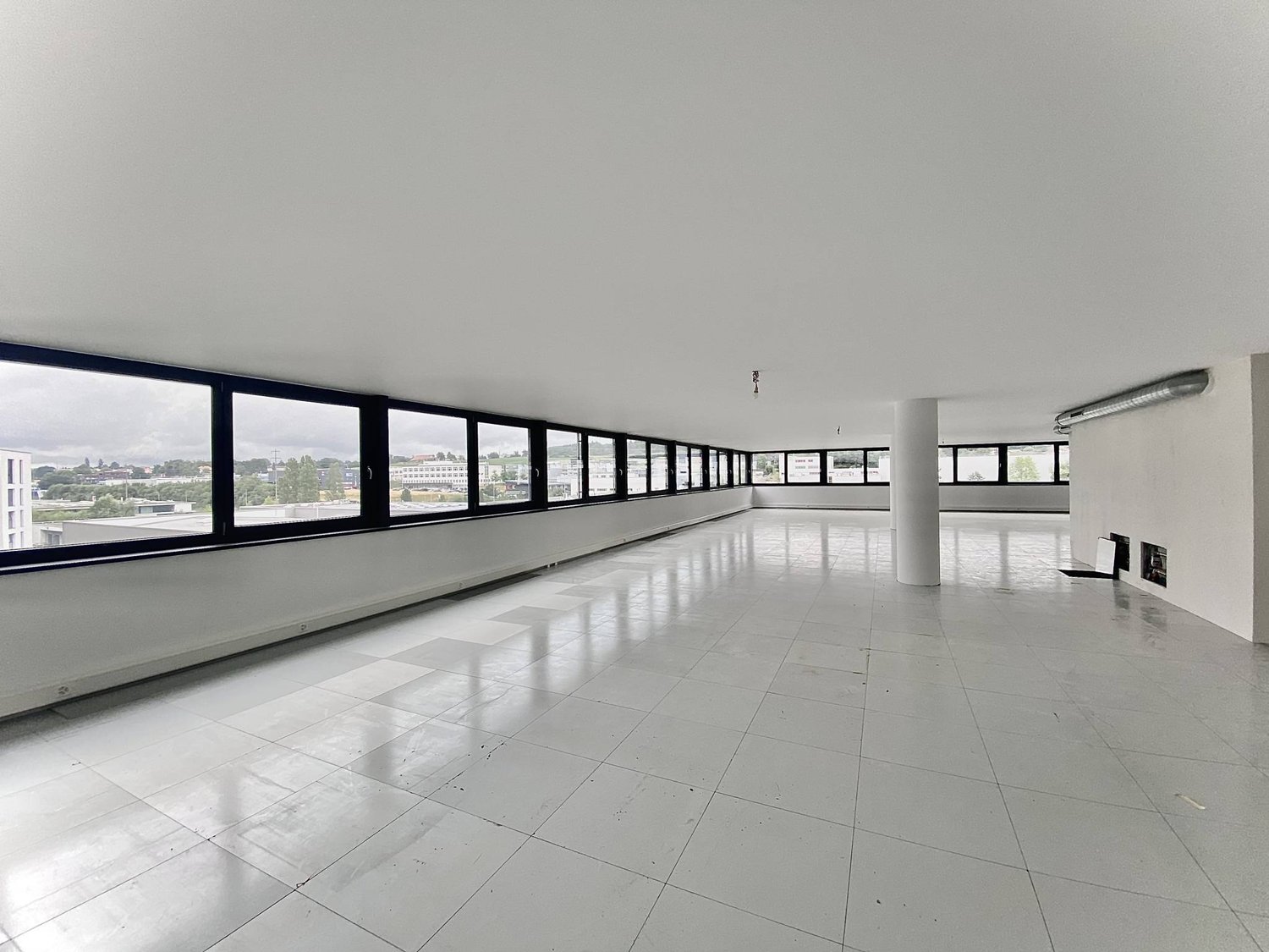 140m² commercial