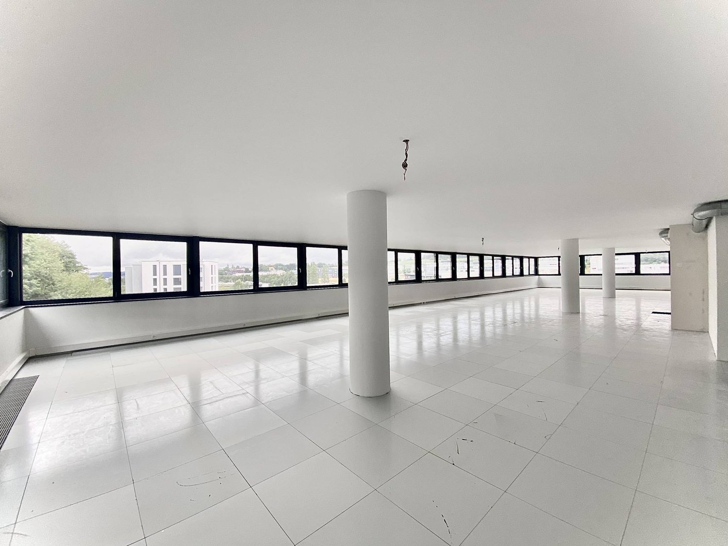 140m² commercial