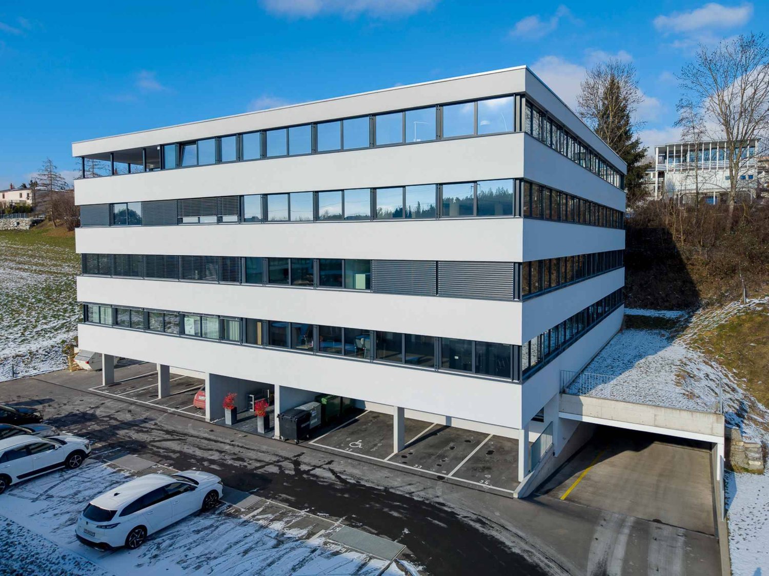 140m² commercial