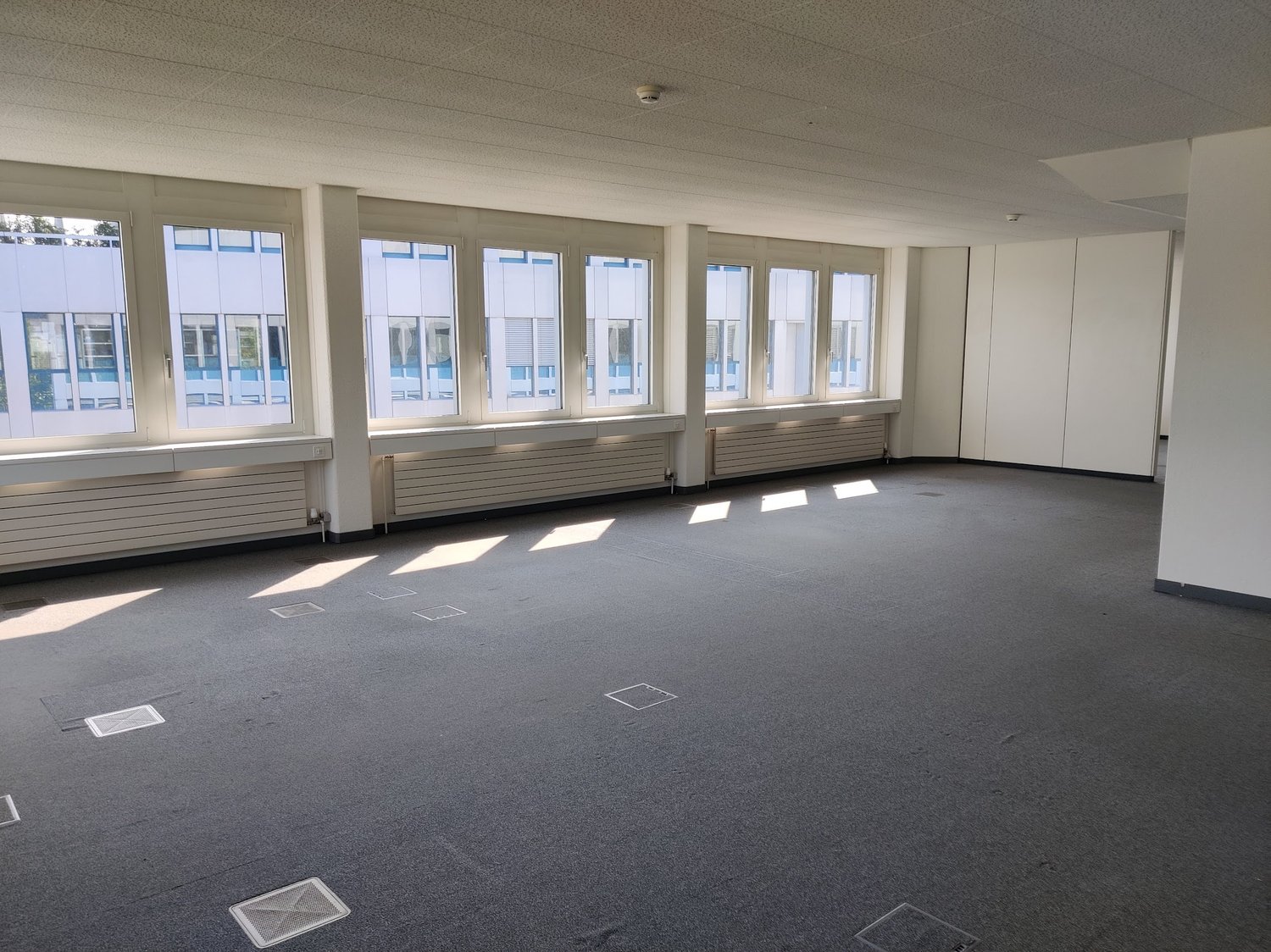 1694m² office