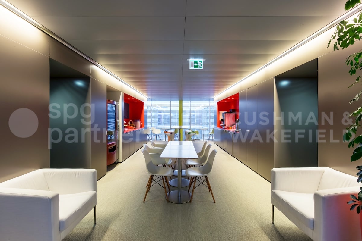 1800m² office