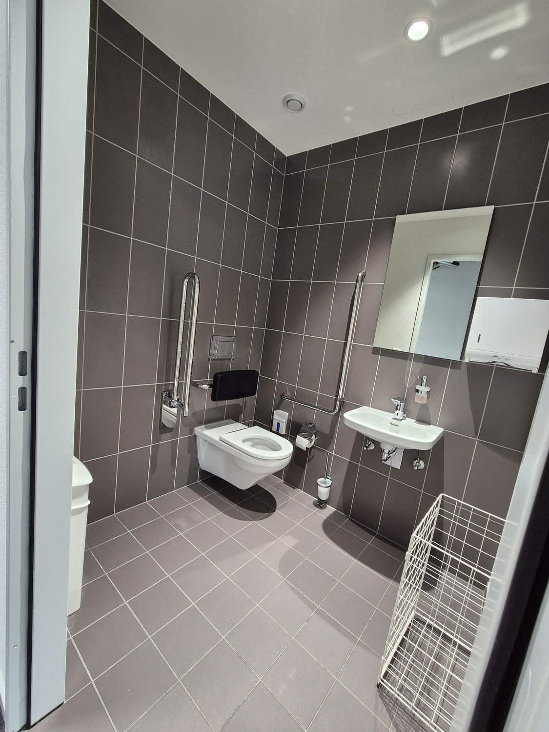 99m² commercial
