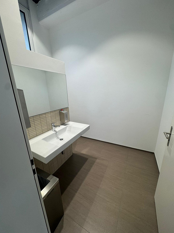 283m² office